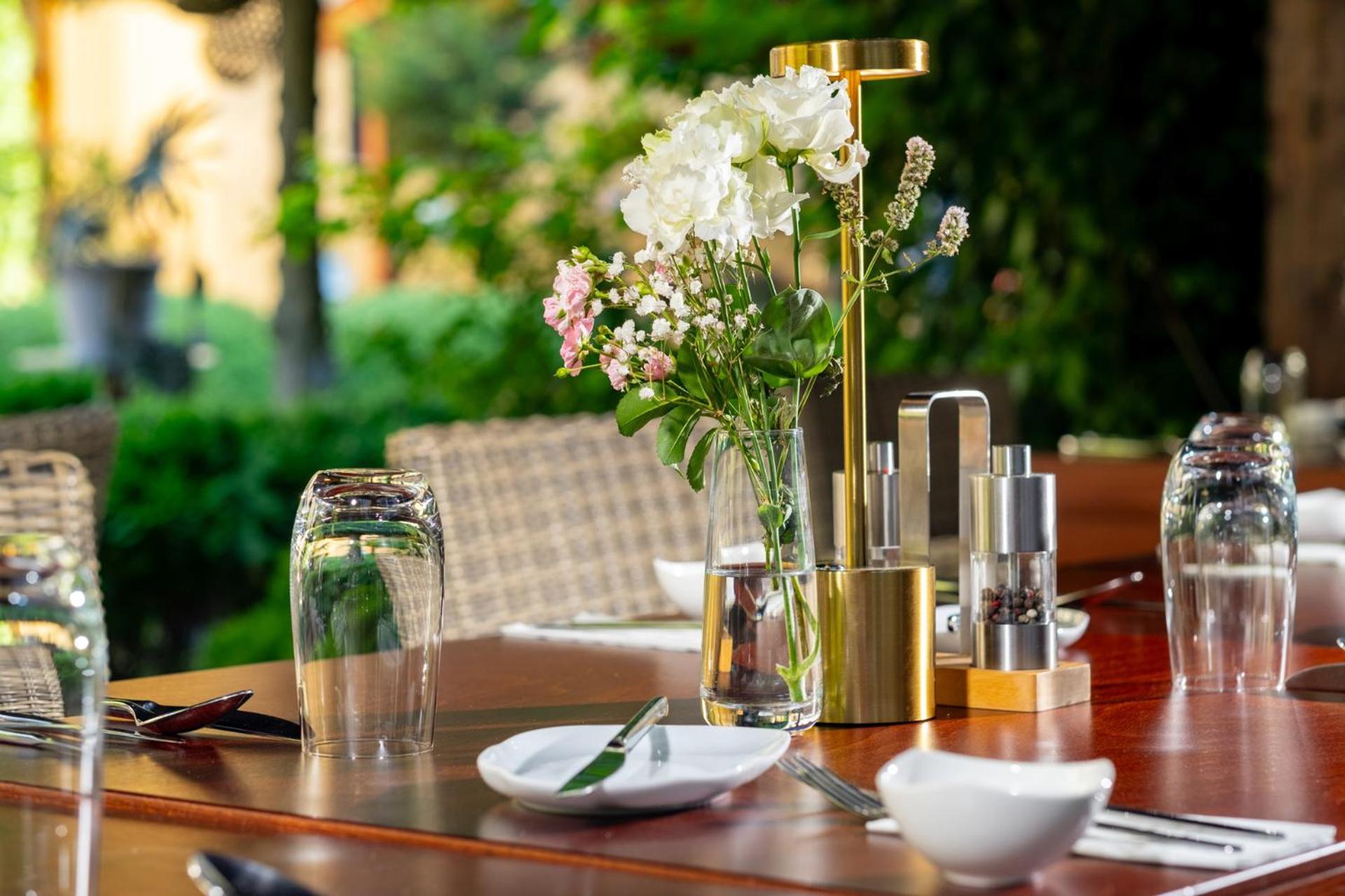 Hotel Golden Eagle Levice Bagian luar foto