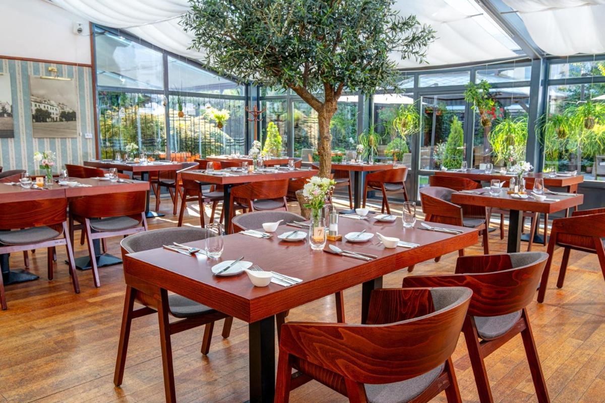 Hotel Golden Eagle Levice Bagian luar foto