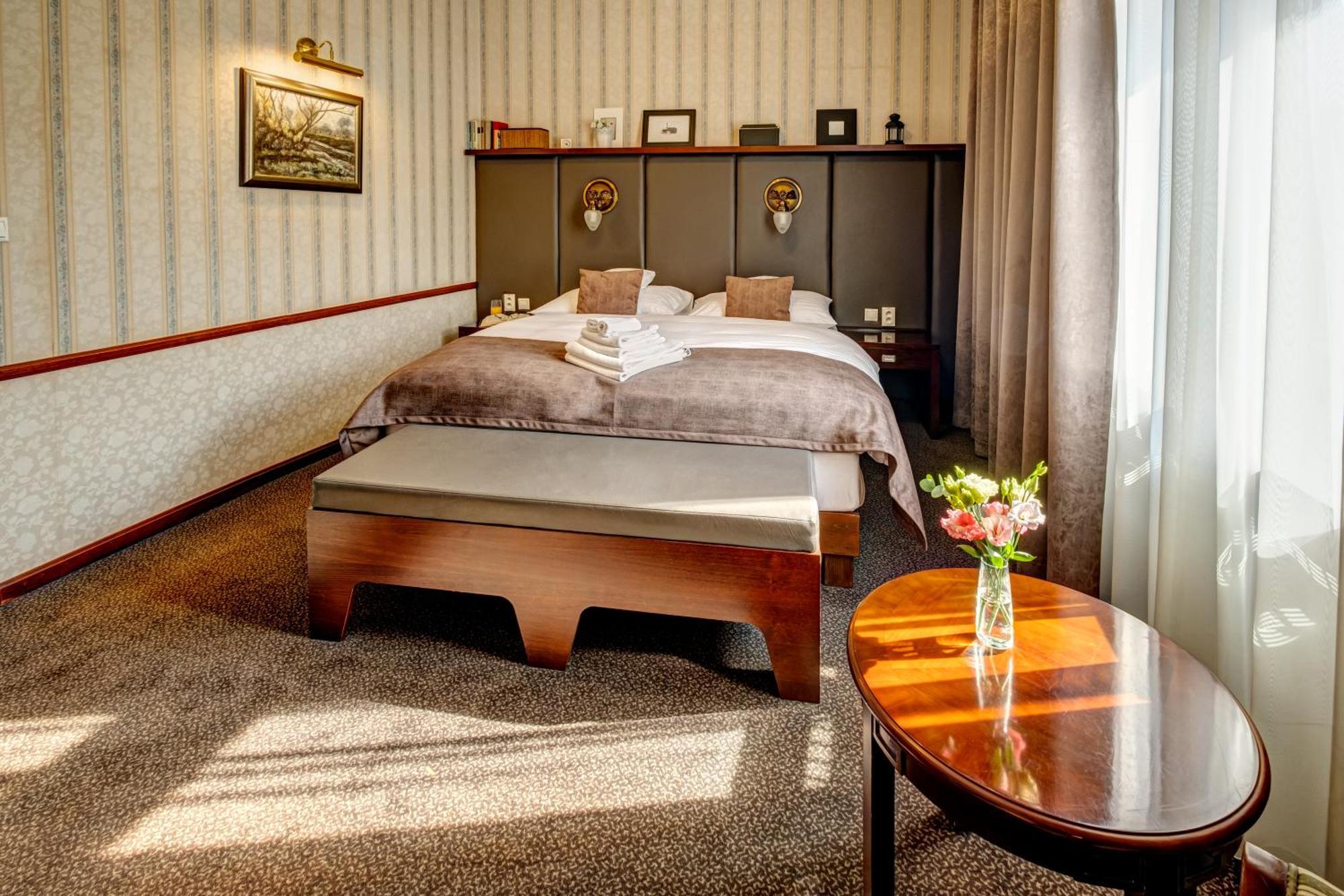Hotel Golden Eagle Levice Bagian luar foto