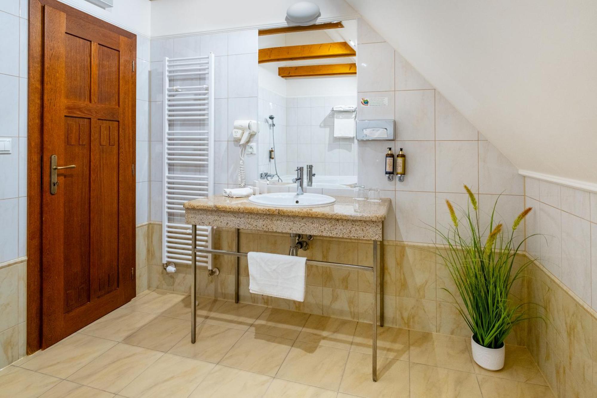 Hotel Golden Eagle Levice Bagian luar foto