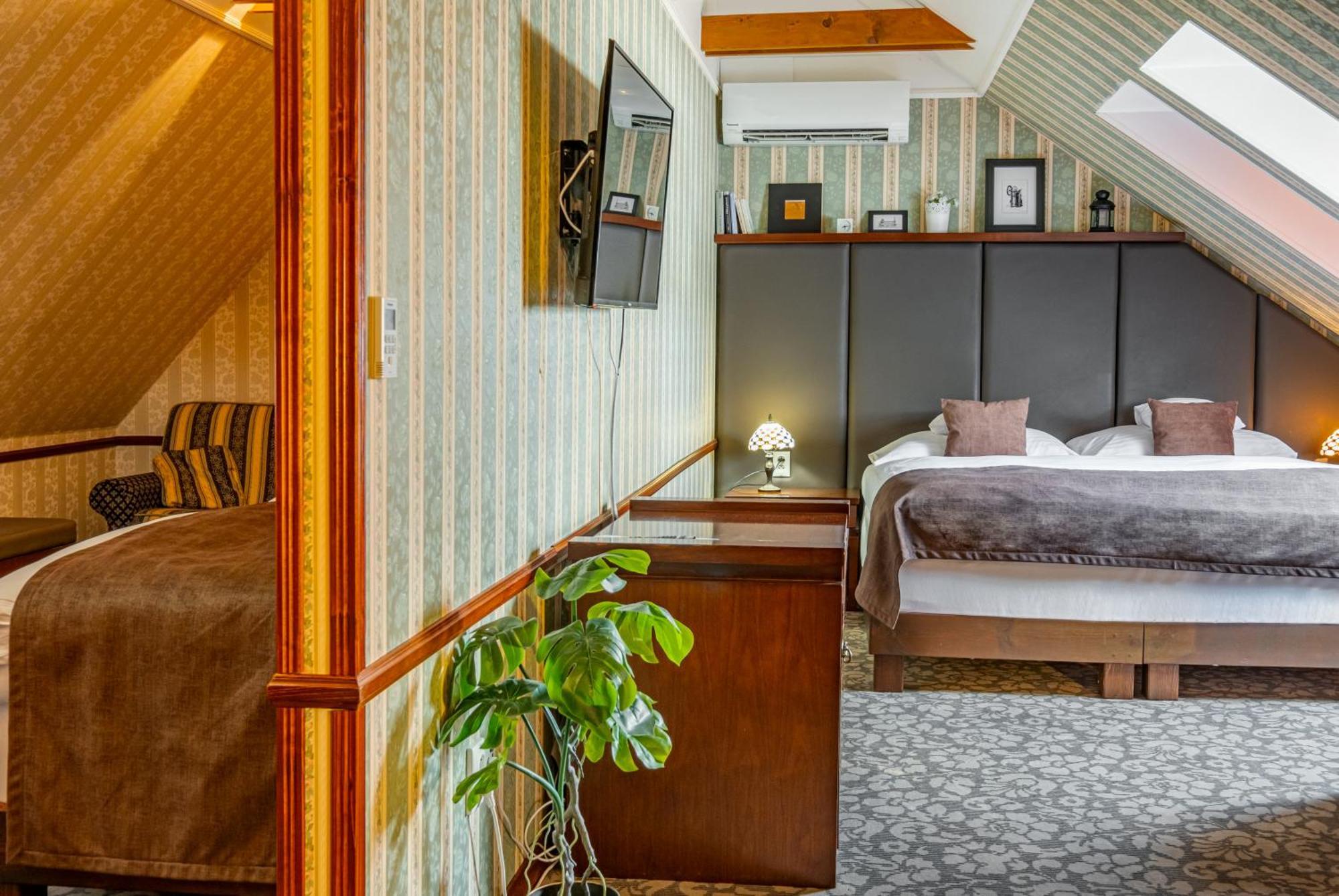 Hotel Golden Eagle Levice Bagian luar foto
